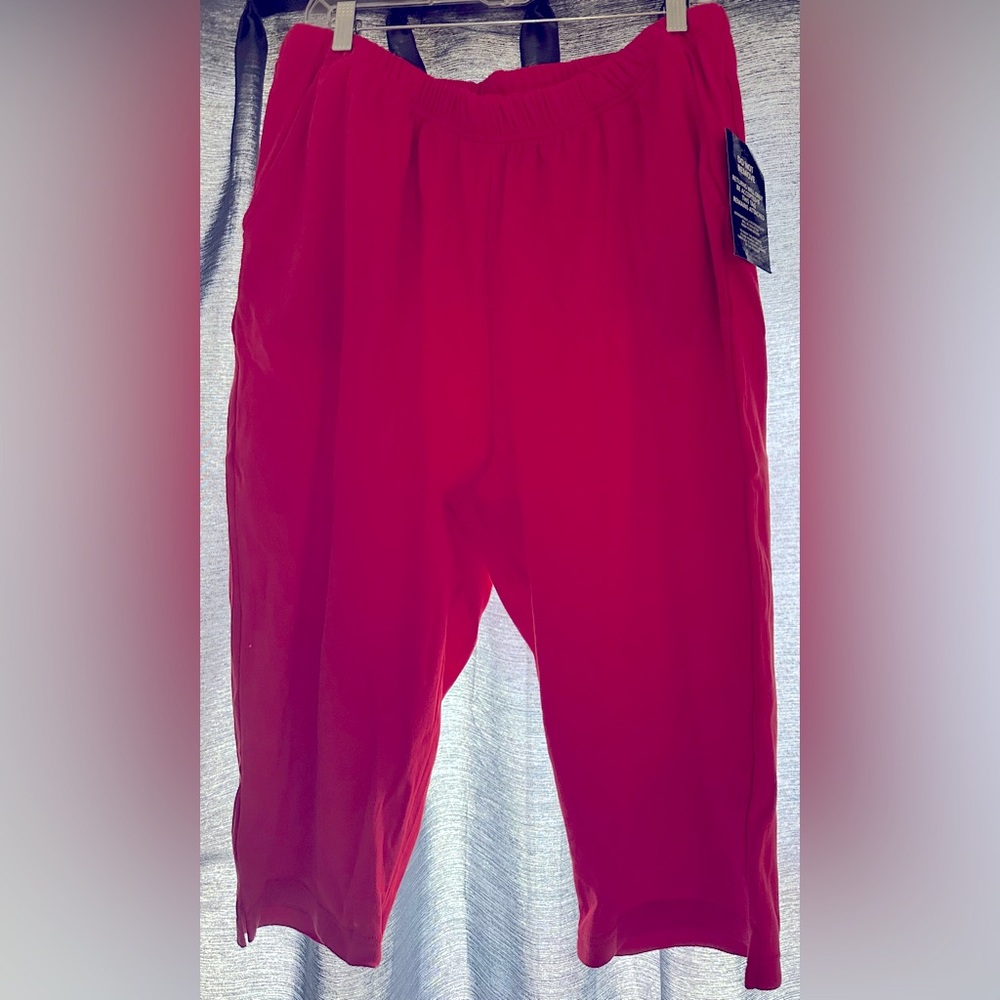 NWOT Roman’s red pull on capris size 1X